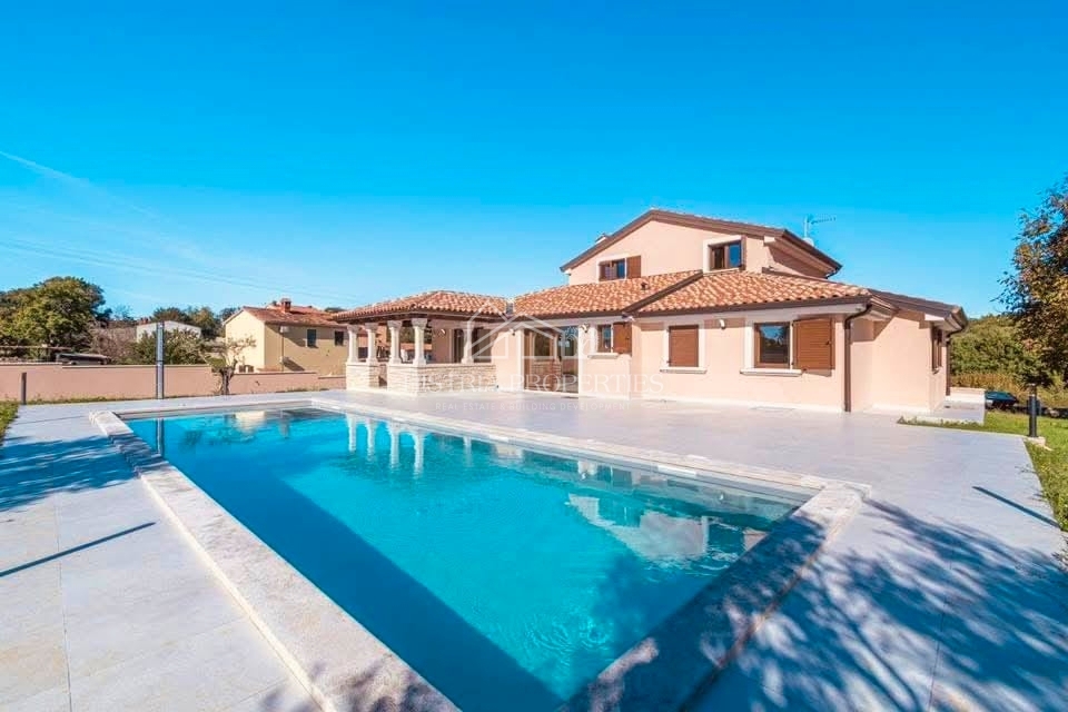 Prostorna rustikalna vila z velikim bazenom, vinsko kletjo, wellnessom in garažo