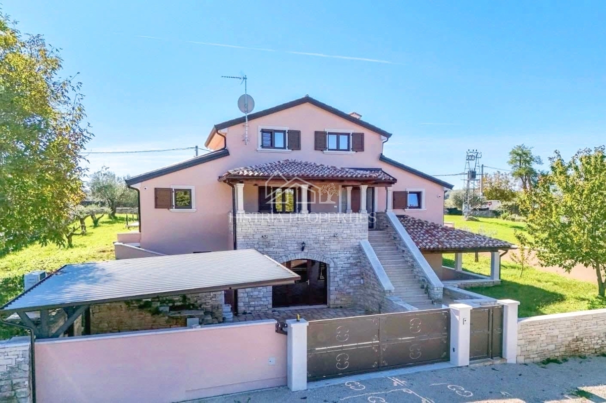 Prostorna rustikalna vila z velikim bazenom, vinsko kletjo, wellnessom in garažo