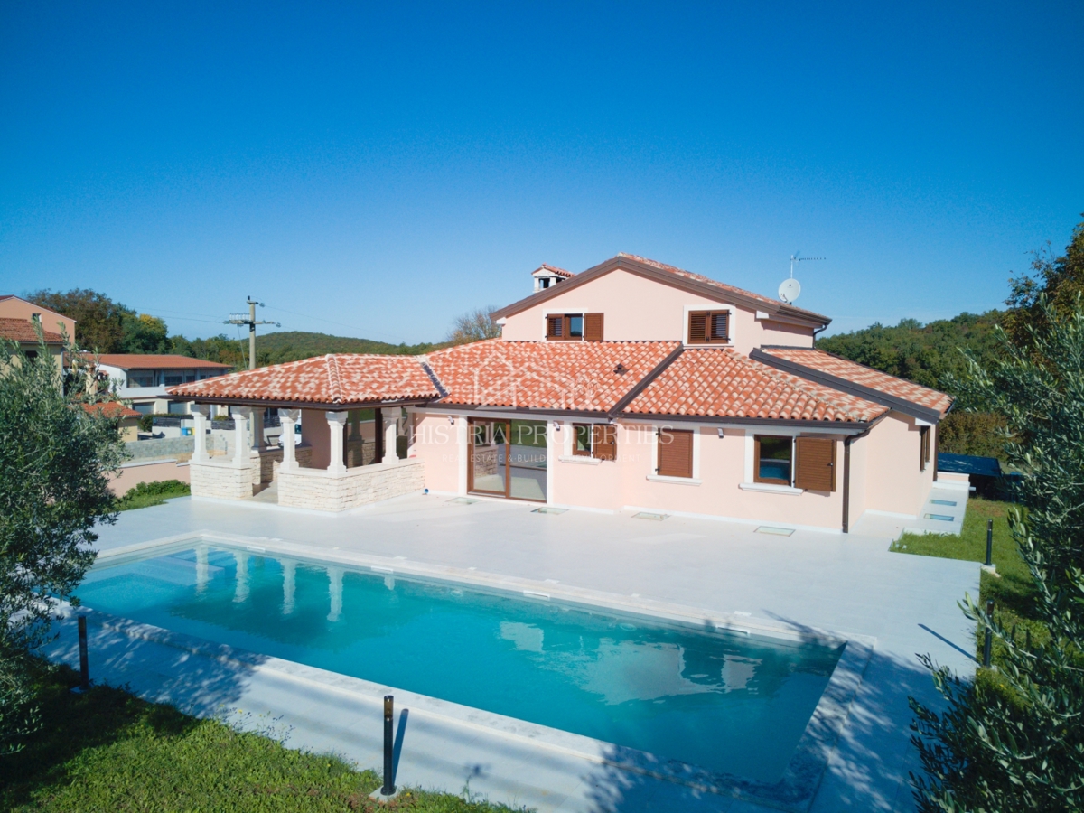 Prostorna rustikalna vila z velikim bazenom, vinsko kletjo, wellnessom in garažo