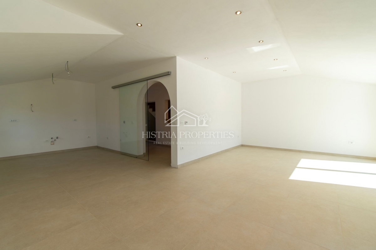 Prostorna rustikalna vila z velikim bazenom, vinsko kletjo, wellnessom in garažo