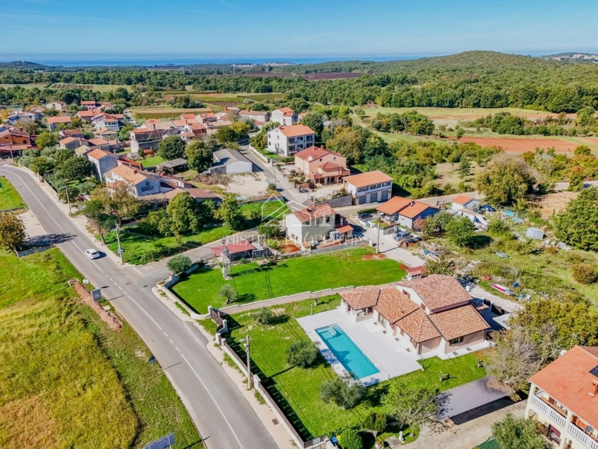 Prostorna rustikalna vila z velikim bazenom, vinsko kletjo, wellnessom in garažo