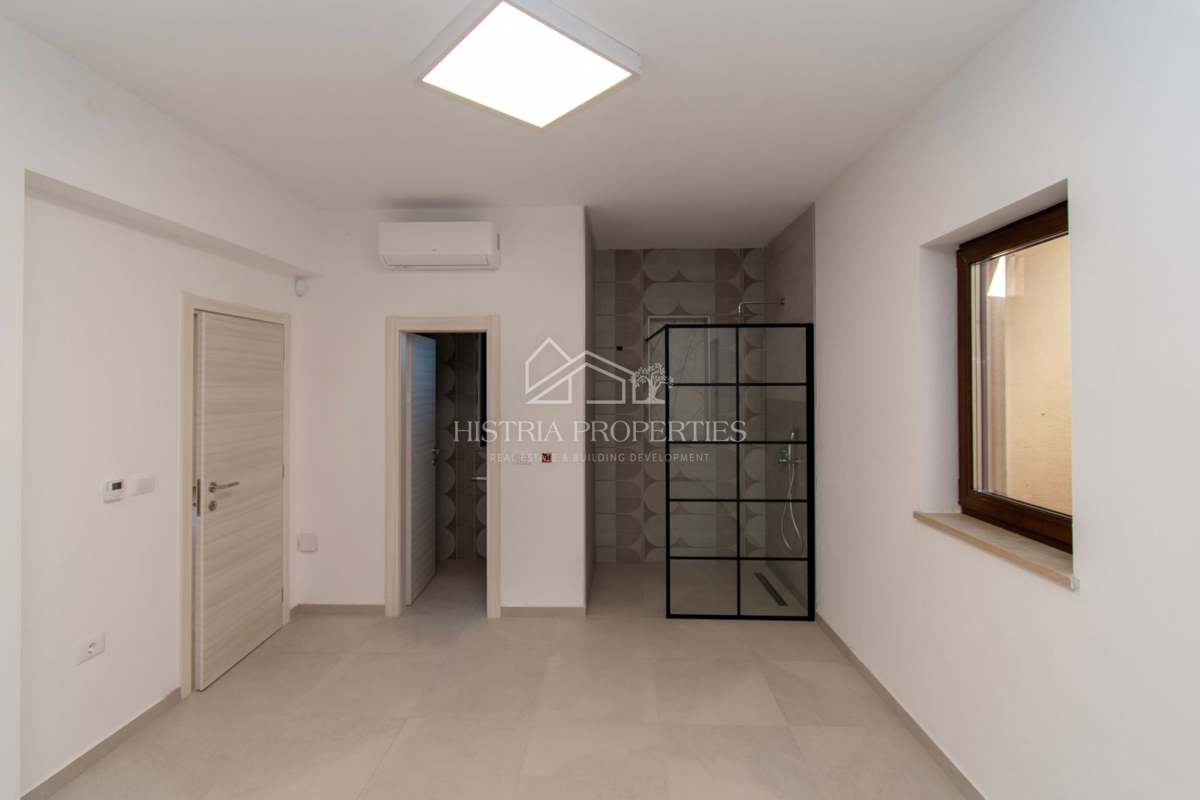 Prostorna rustikalna vila z velikim bazenom, vinsko kletjo, wellnessom in garažo