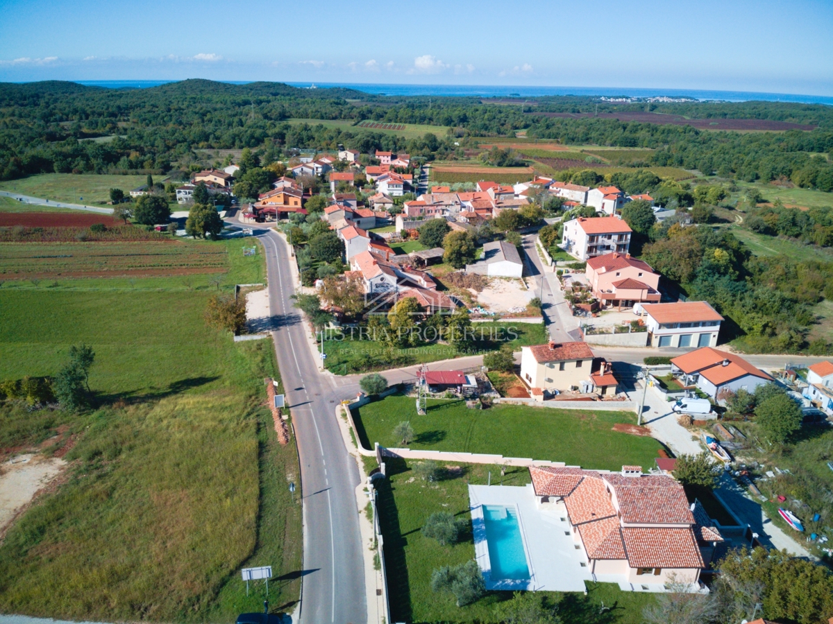 Prostorna rustikalna vila z velikim bazenom, vinsko kletjo, wellnessom in garažo