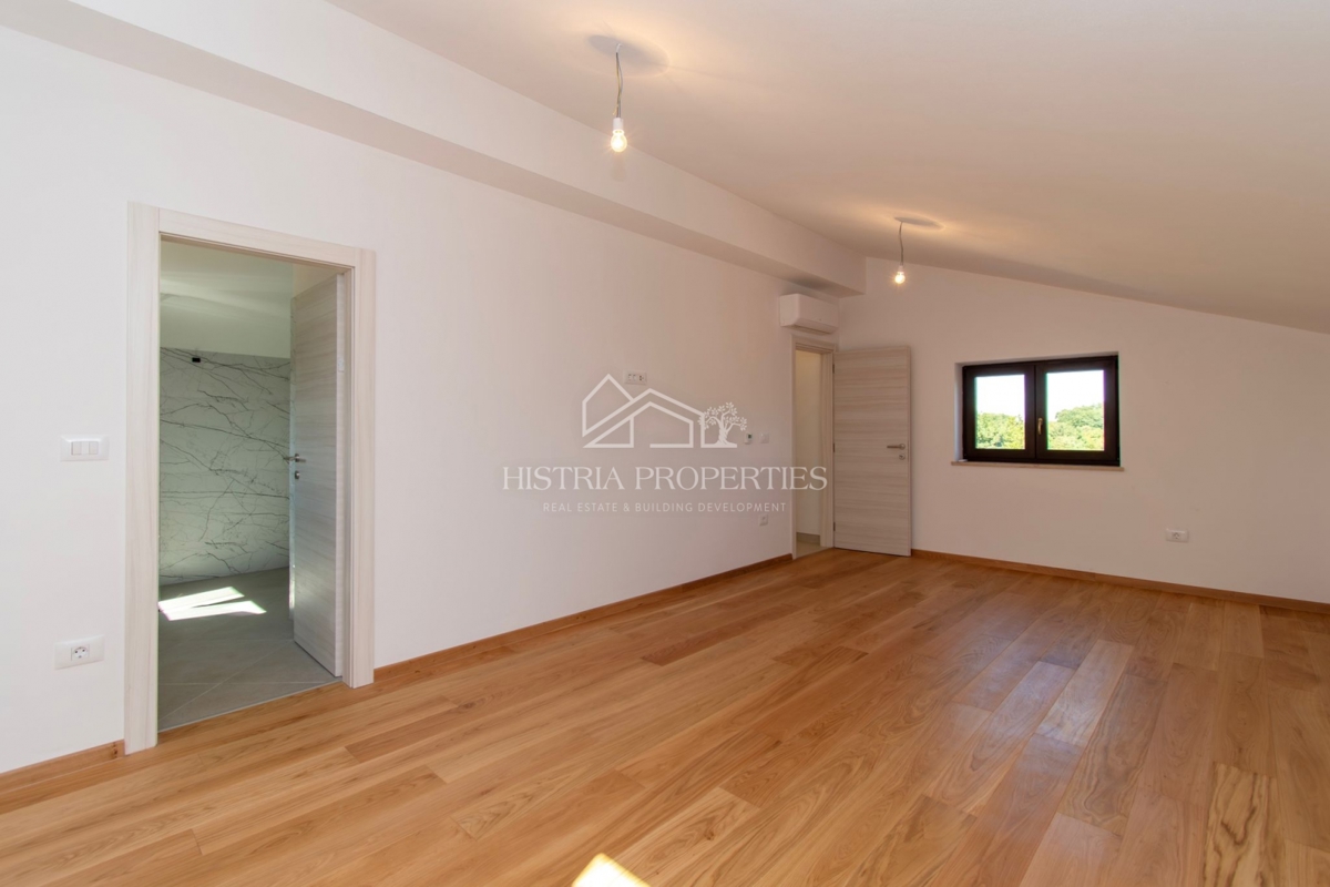 Prostorna rustikalna vila z velikim bazenom, vinsko kletjo, wellnessom in garažo