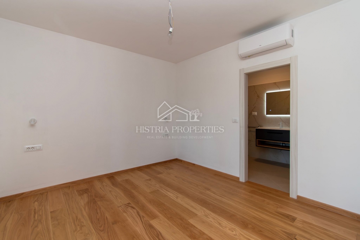 Prostorna rustikalna vila z velikim bazenom, vinsko kletjo, wellnessom in garažo