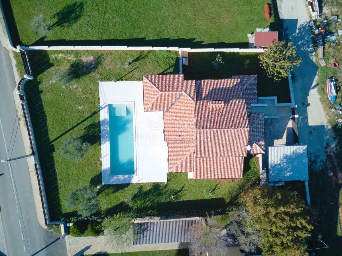 Prostorna rustikalna vila z velikim bazenom, vinsko kletjo, wellnessom in garažo