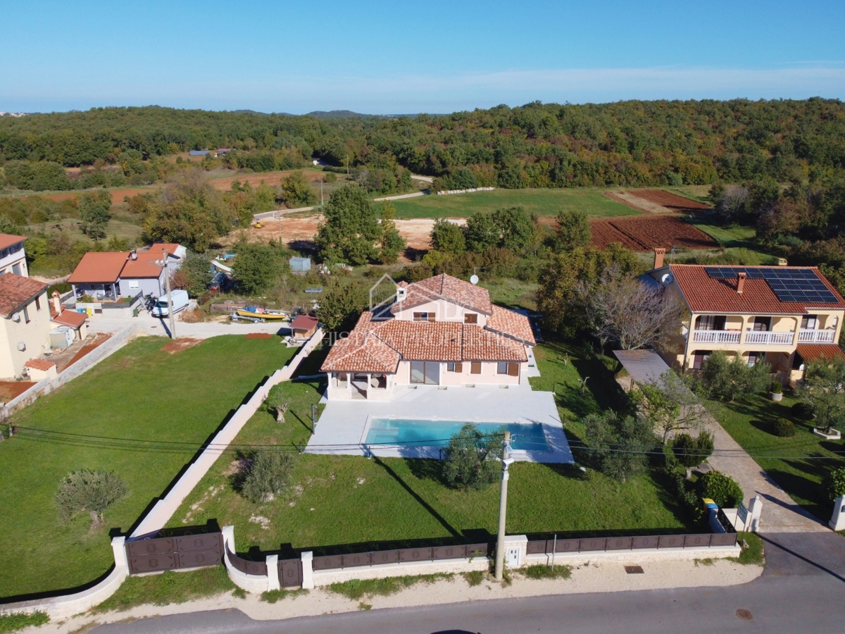 Prostorna rustikalna vila z velikim bazenom, vinsko kletjo, wellnessom in garažo