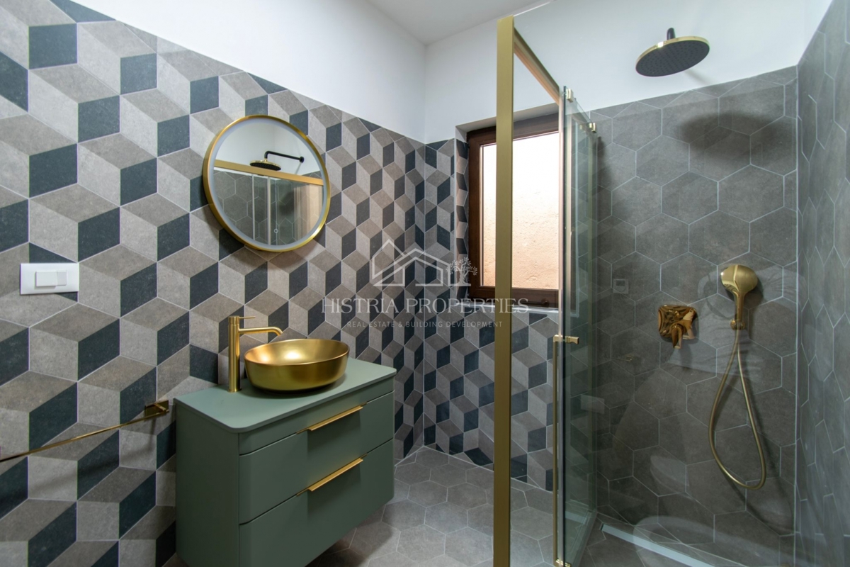 Prostorna rustikalna vila z velikim bazenom, vinsko kletjo, wellnessom in garažo