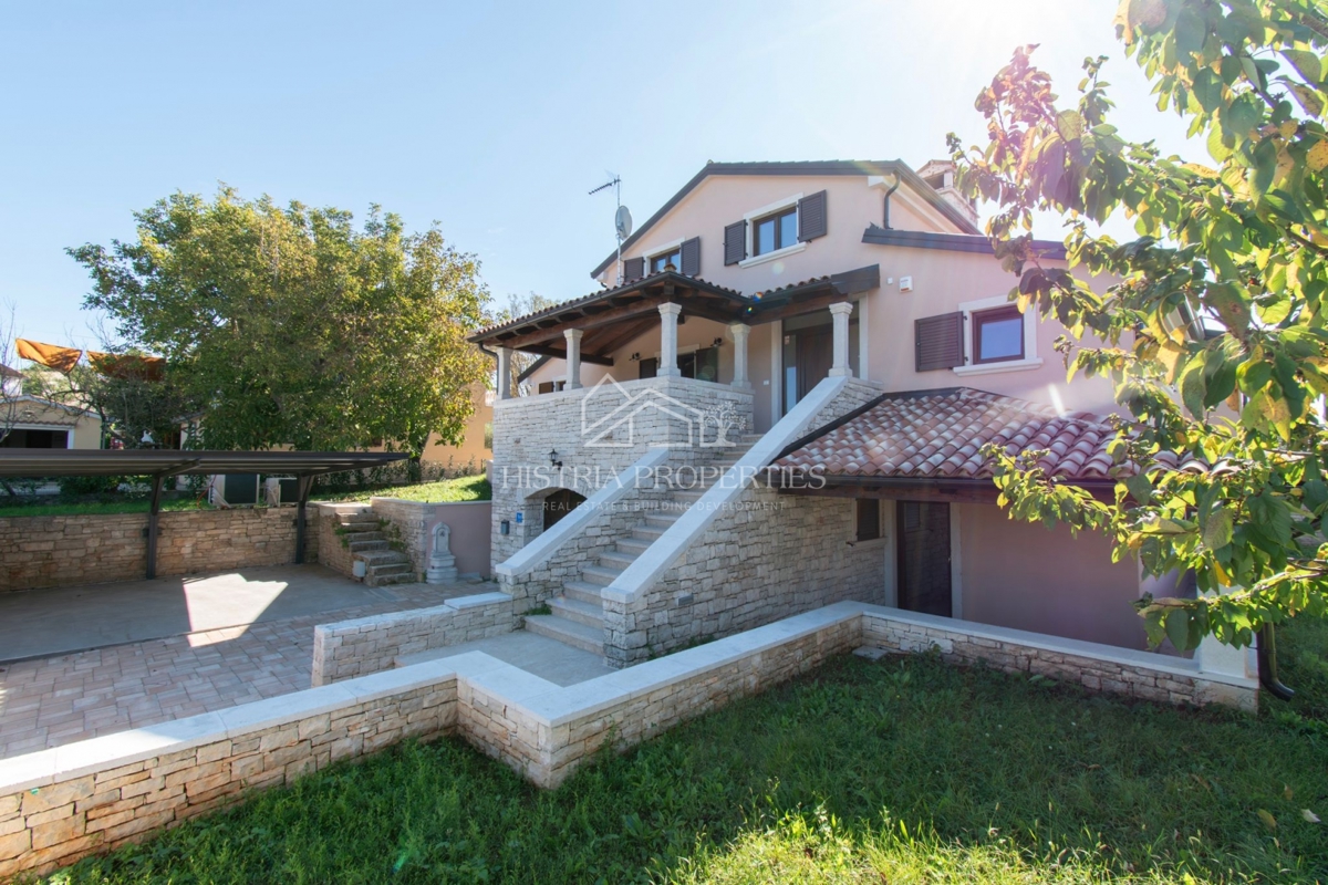 Prostorna rustikalna vila z velikim bazenom, vinsko kletjo, wellnessom in garažo