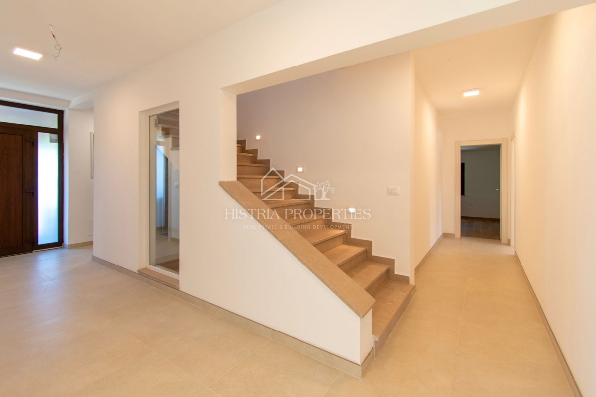 Prostorna rustikalna vila z velikim bazenom, vinsko kletjo, wellnessom in garažo