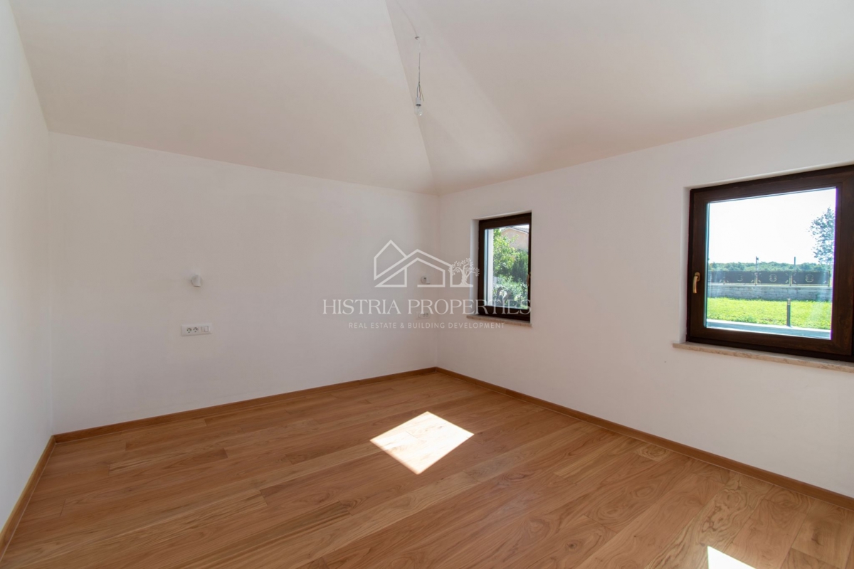 Prostorna rustikalna vila z velikim bazenom, vinsko kletjo, wellnessom in garažo