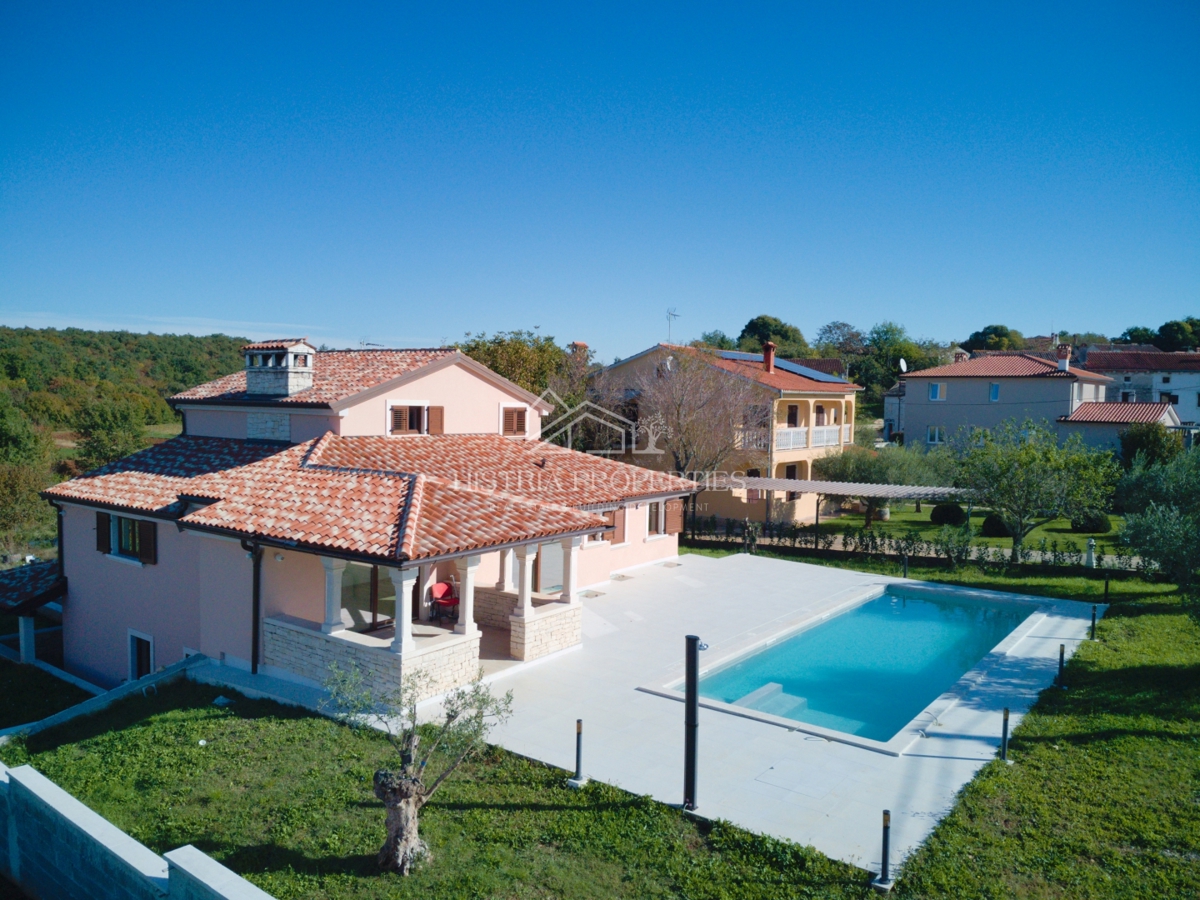 Prostorna rustikalna vila z velikim bazenom, vinsko kletjo, wellnessom in garažo