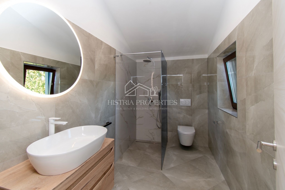 Prostorna rustikalna vila z velikim bazenom, vinsko kletjo, wellnessom in garažo