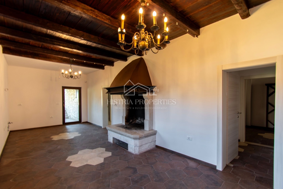 Prostorna rustikalna vila z velikim bazenom, vinsko kletjo, wellnessom in garažo