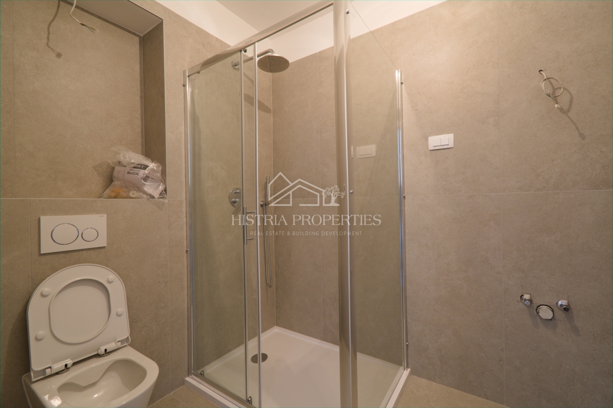 Privlačno stanovanje 800m od morja v novi stavbi z dvigalom