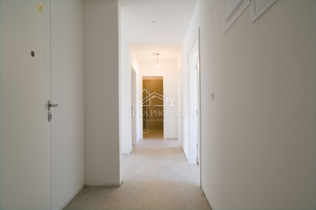 Privlačno stanovanje 800m od morja v novi stavbi z dvigalom