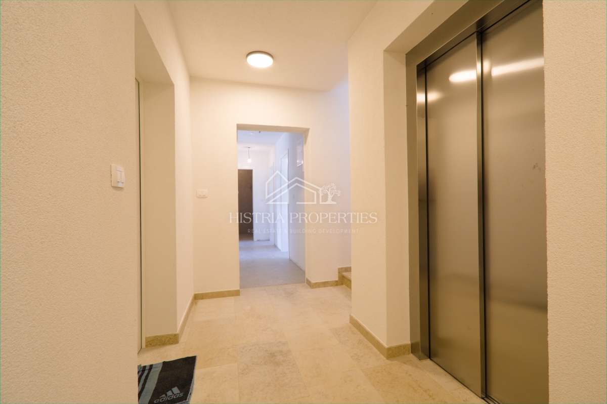 Privlačno stanovanje 800m od morja v novi stavbi z dvigalom