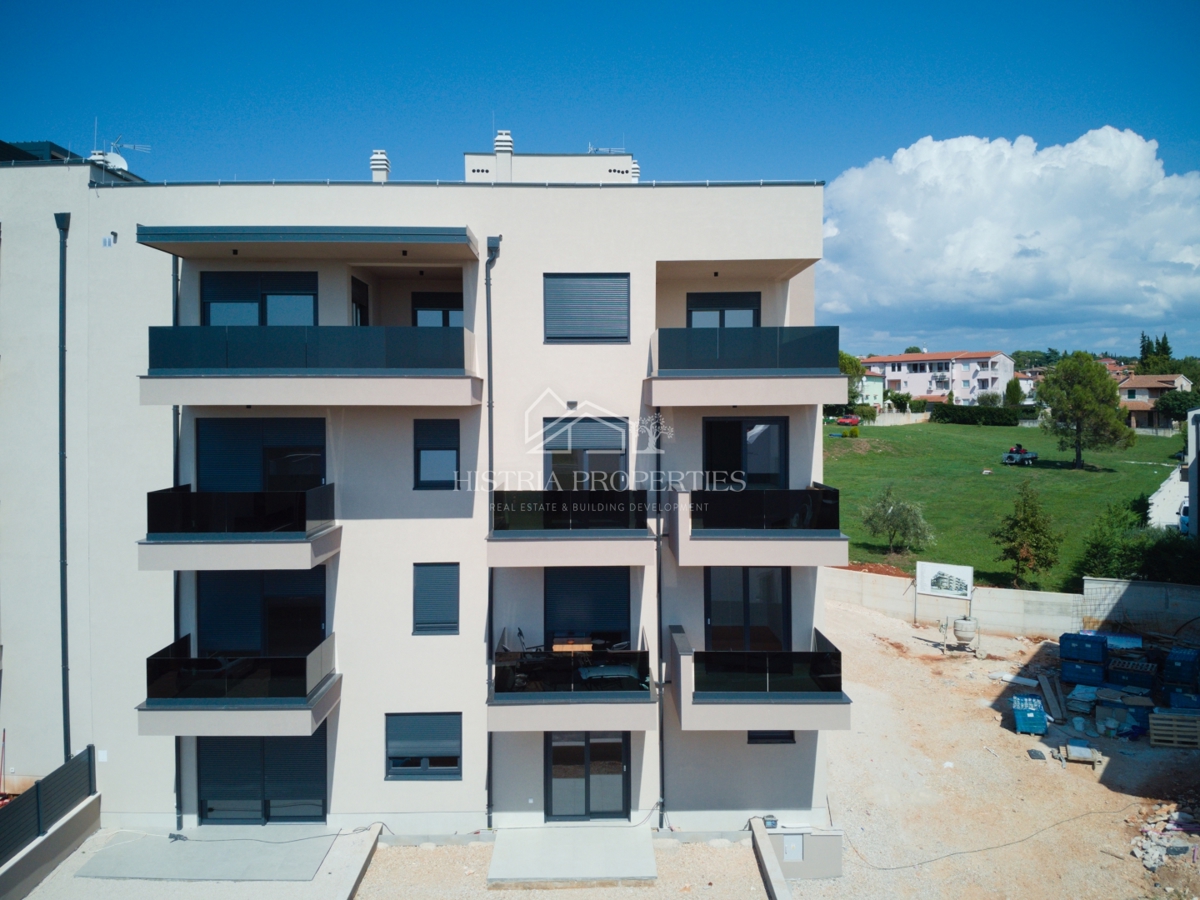 Privlačno stanovanje 800m od morja v novi stavbi z dvigalom