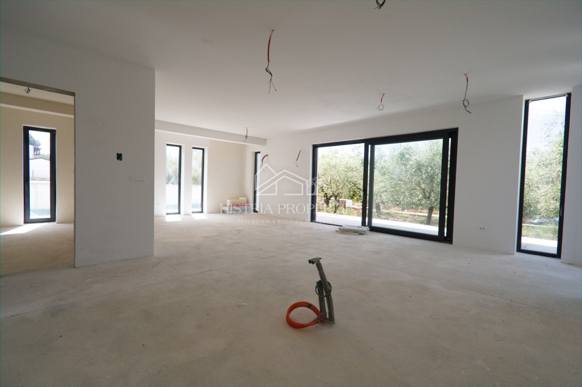 Čudovit oljčni nasad in kakovostna moderna gradnja v predmestju Poreča