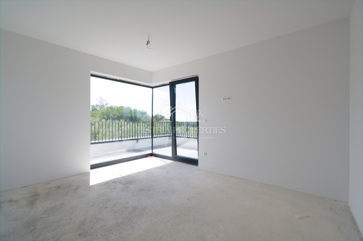 Čudovit oljčni nasad in kakovostna moderna gradnja v predmestju Poreča