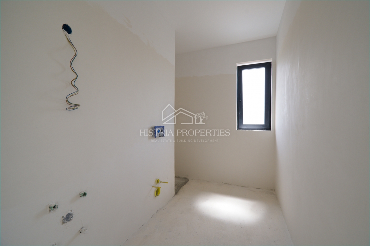 Čudovit oljčni nasad in kakovostna moderna gradnja v predmestju Poreča