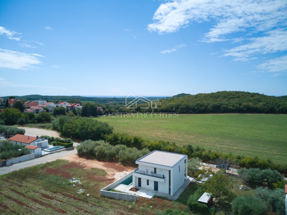 Čudovit oljčni nasad in kakovostna moderna gradnja v predmestju Poreča