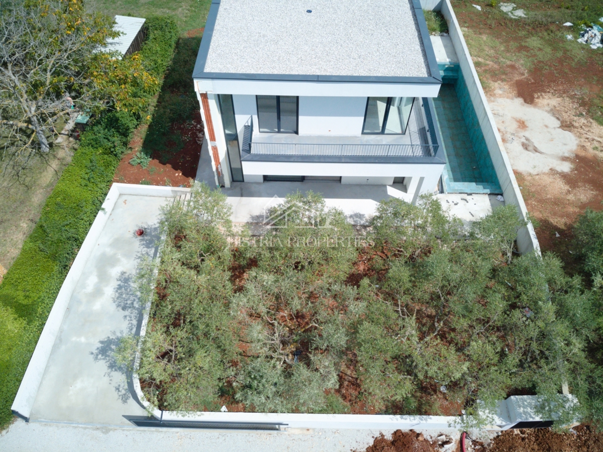 Čudovit oljčni nasad in kakovostna moderna gradnja v predmestju Poreča