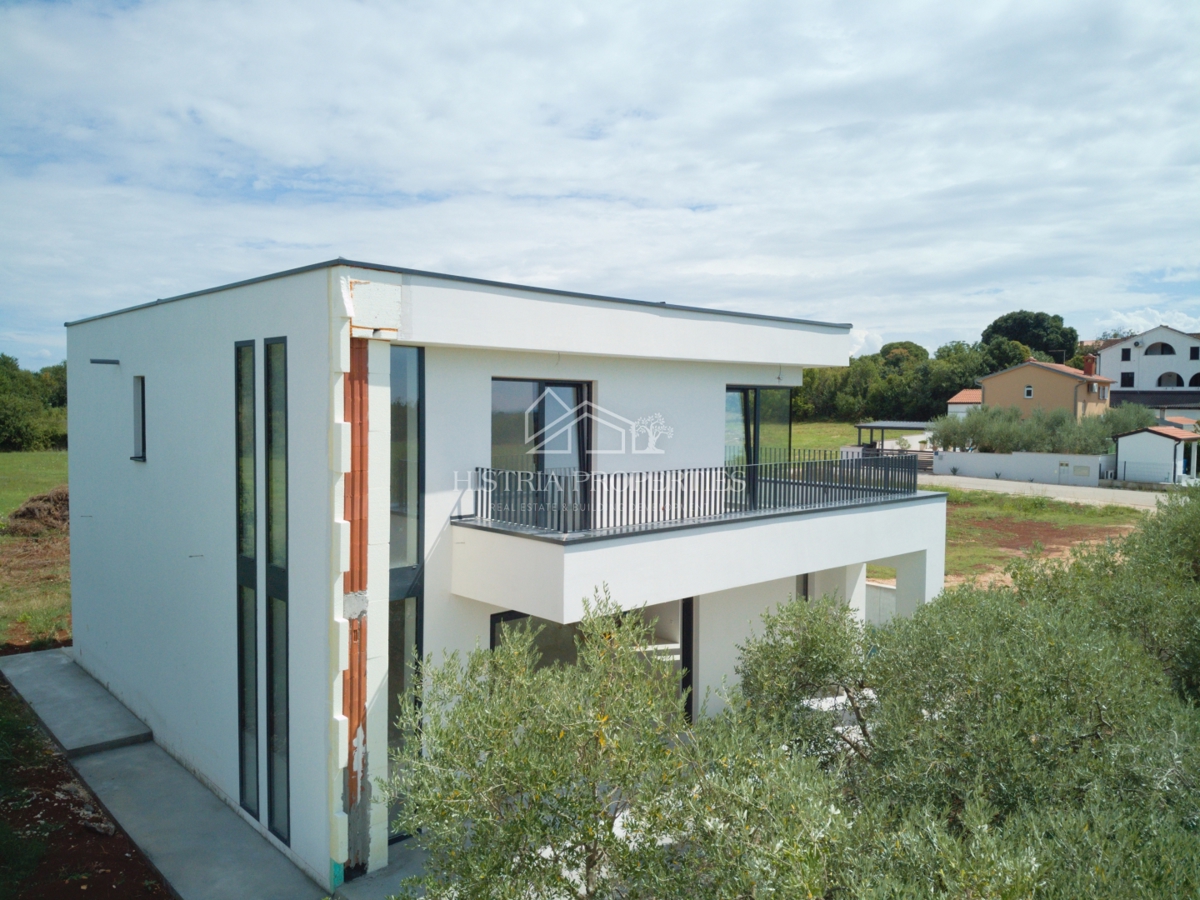 Čudovit oljčni nasad in kakovostna moderna gradnja v predmestju Poreča