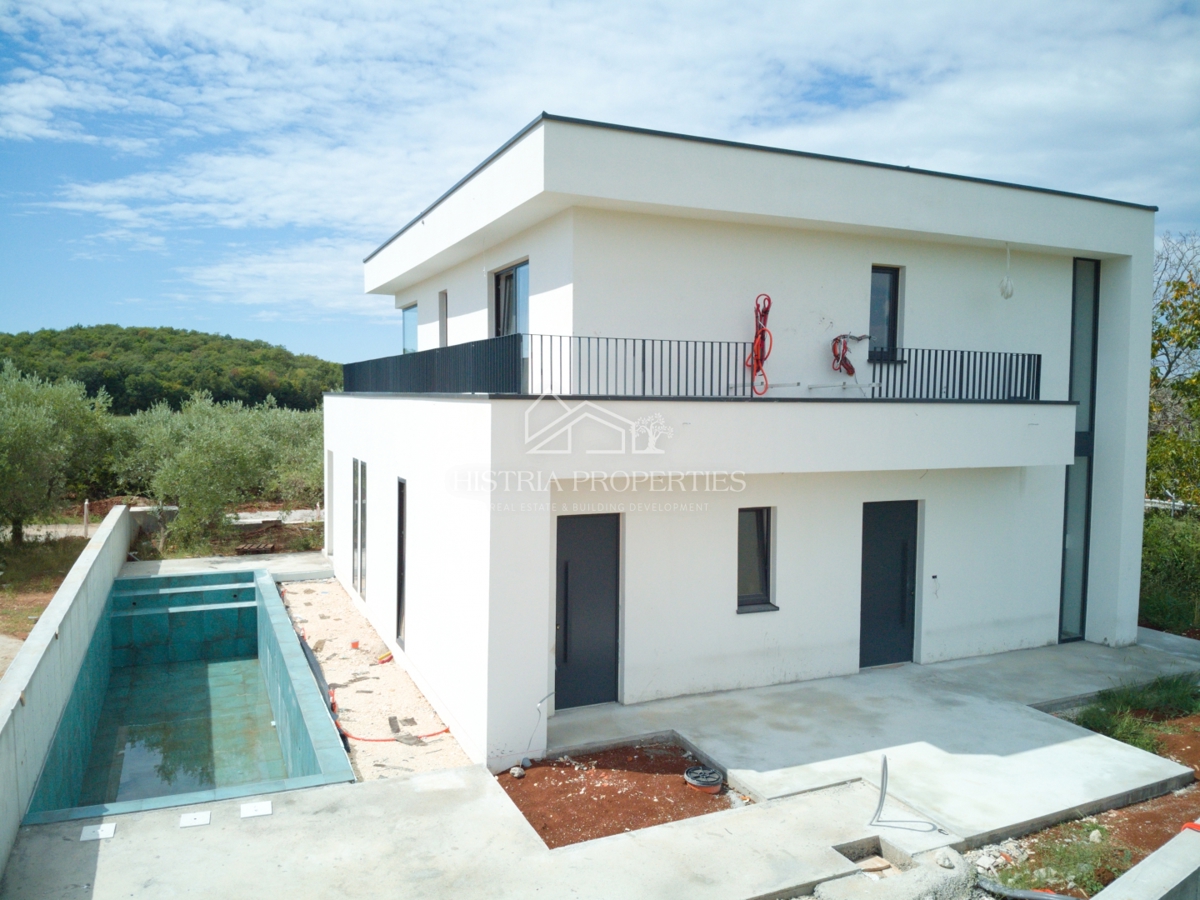 Čudovit oljčni nasad in kakovostna moderna gradnja v predmestju Poreča