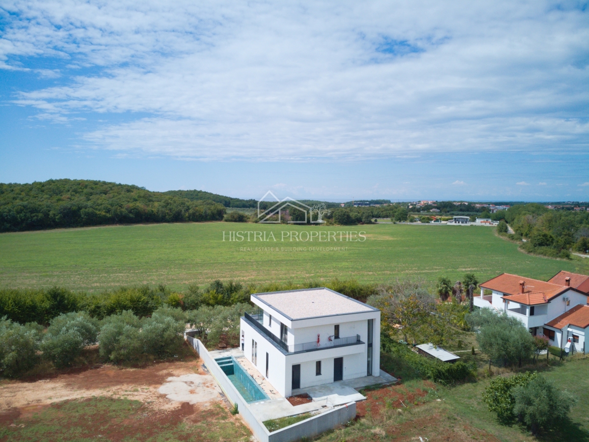 Čudovit oljčni nasad in kakovostna moderna gradnja v predmestju Poreča