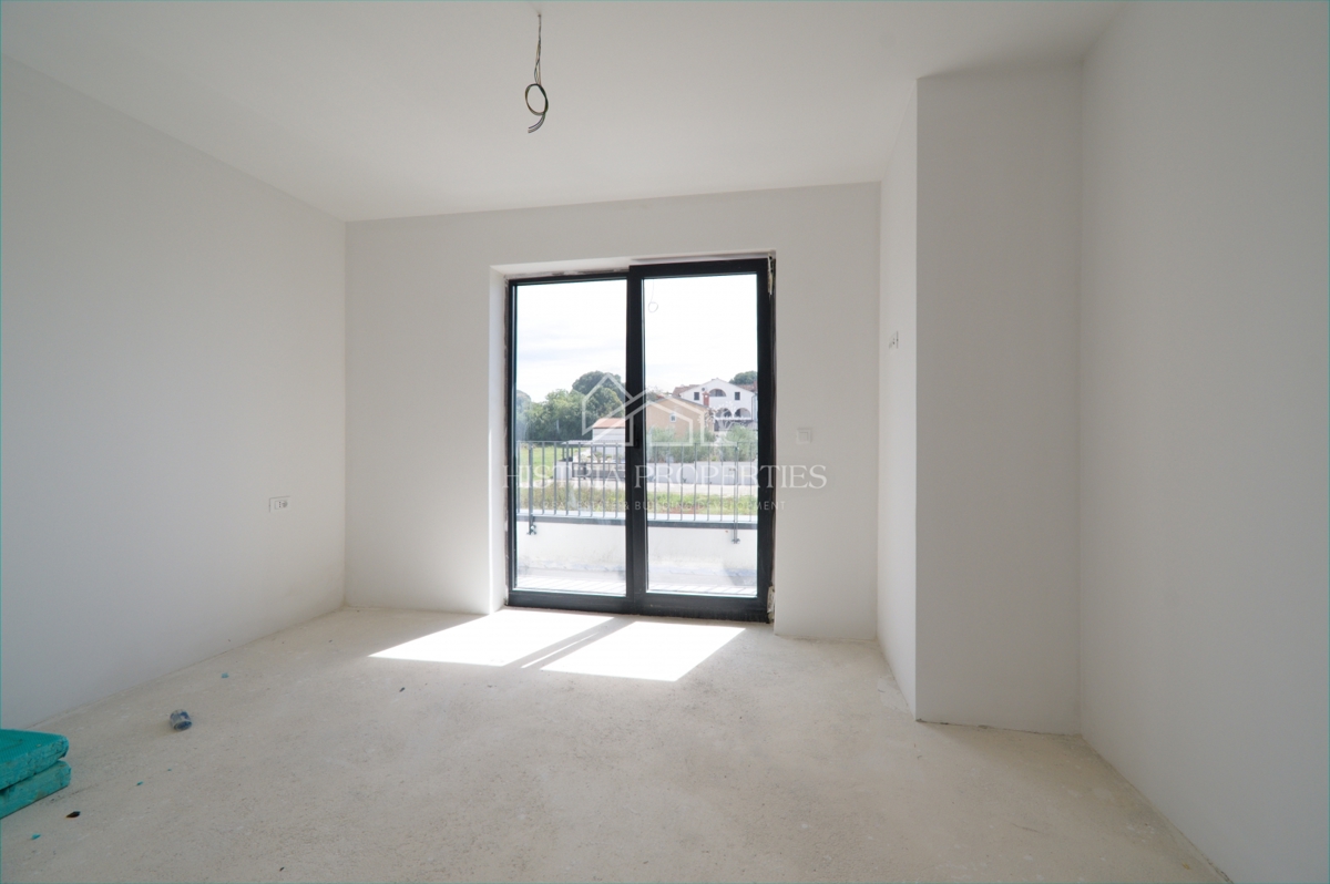 Čudovit oljčni nasad in kakovostna moderna gradnja v predmestju Poreča