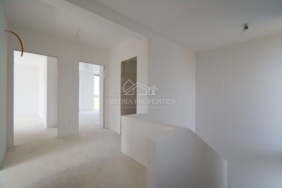 Čudovit oljčni nasad in kakovostna moderna gradnja v predmestju Poreča