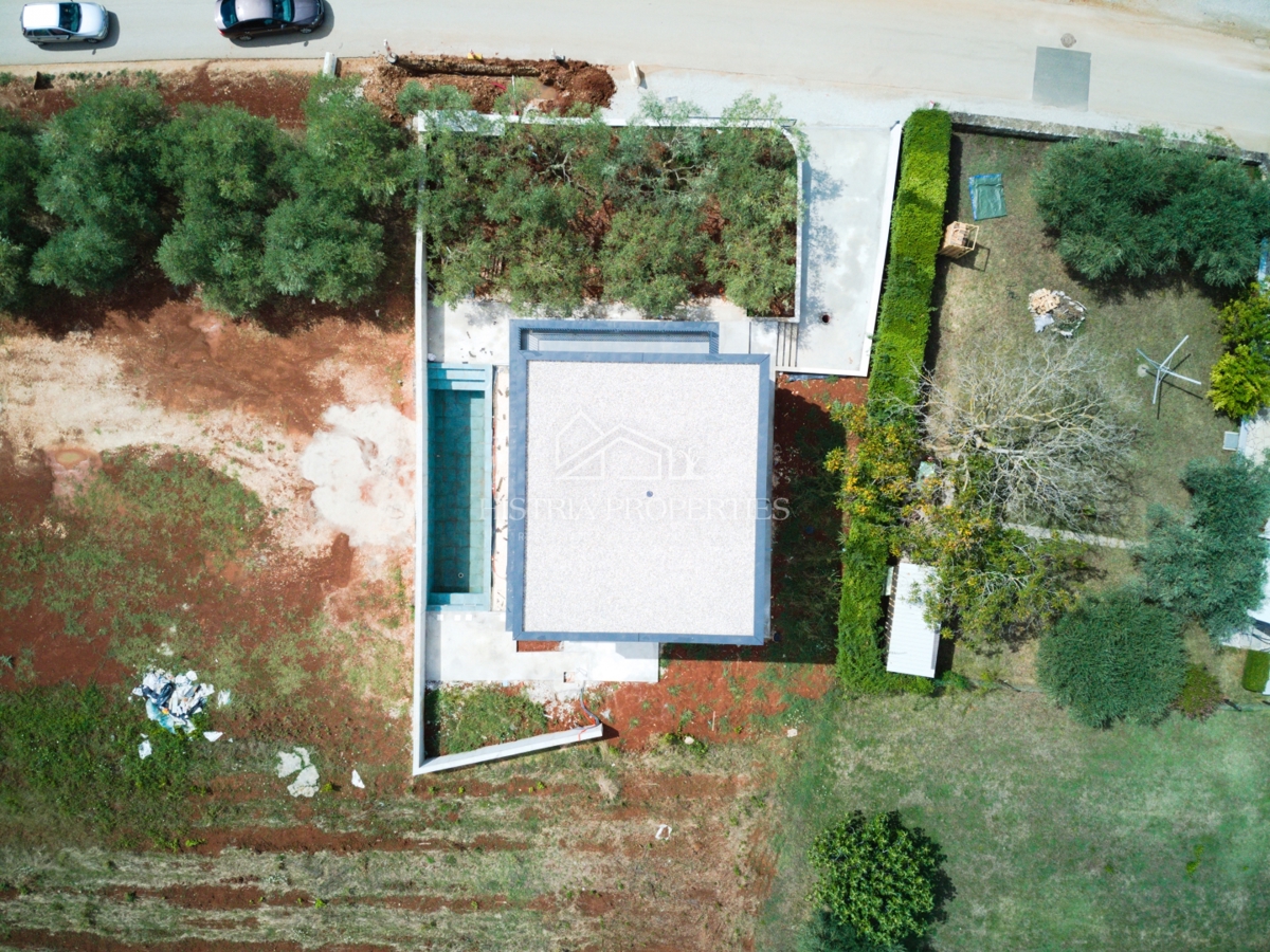 Čudovit oljčni nasad in kakovostna moderna gradnja v predmestju Poreča