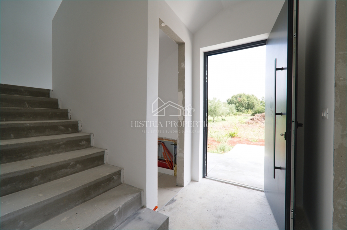 Čudovit oljčni nasad in kakovostna moderna gradnja v predmestju Poreča