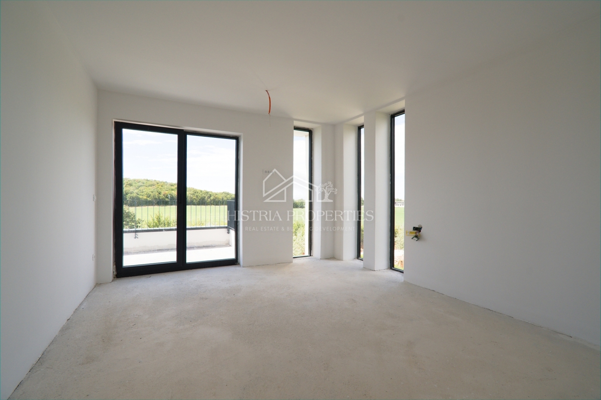 Čudovit oljčni nasad in kakovostna moderna gradnja v predmestju Poreča