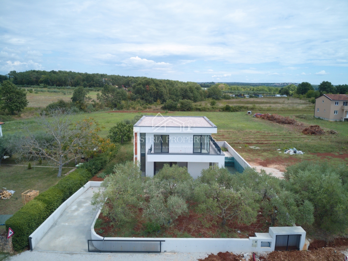 Čudovit oljčni nasad in kakovostna moderna gradnja v predmestju Poreča