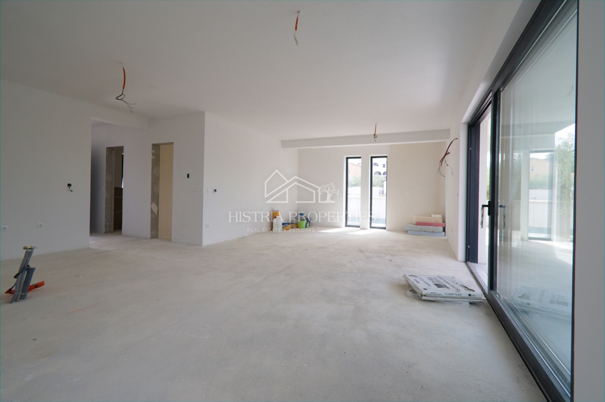 Čudovit oljčni nasad in kakovostna moderna gradnja v predmestju Poreča