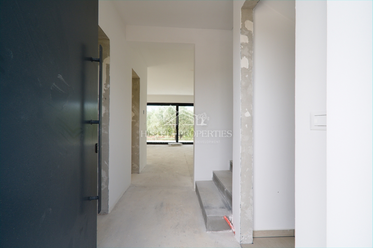 Čudovit oljčni nasad in kakovostna moderna gradnja v predmestju Poreča