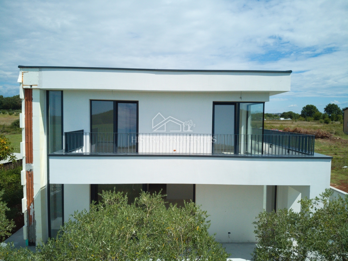 Čudovit oljčni nasad in kakovostna moderna gradnja v predmestju Poreča