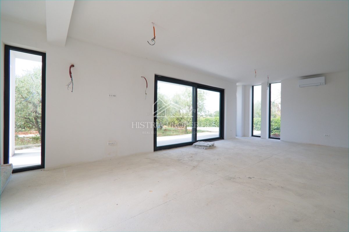 Čudovit oljčni nasad in kakovostna moderna gradnja v predmestju Poreča