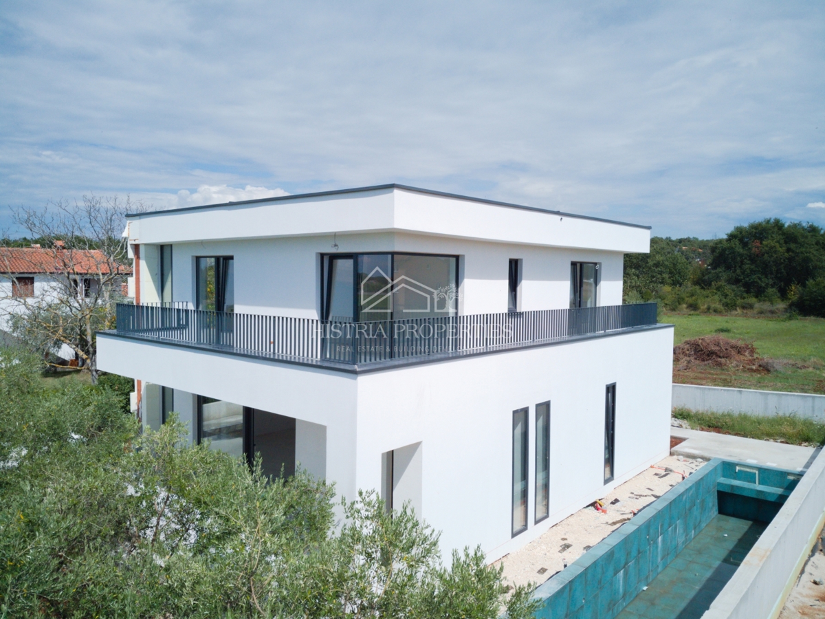 Čudovit oljčni nasad in kakovostna moderna gradnja v predmestju Poreča