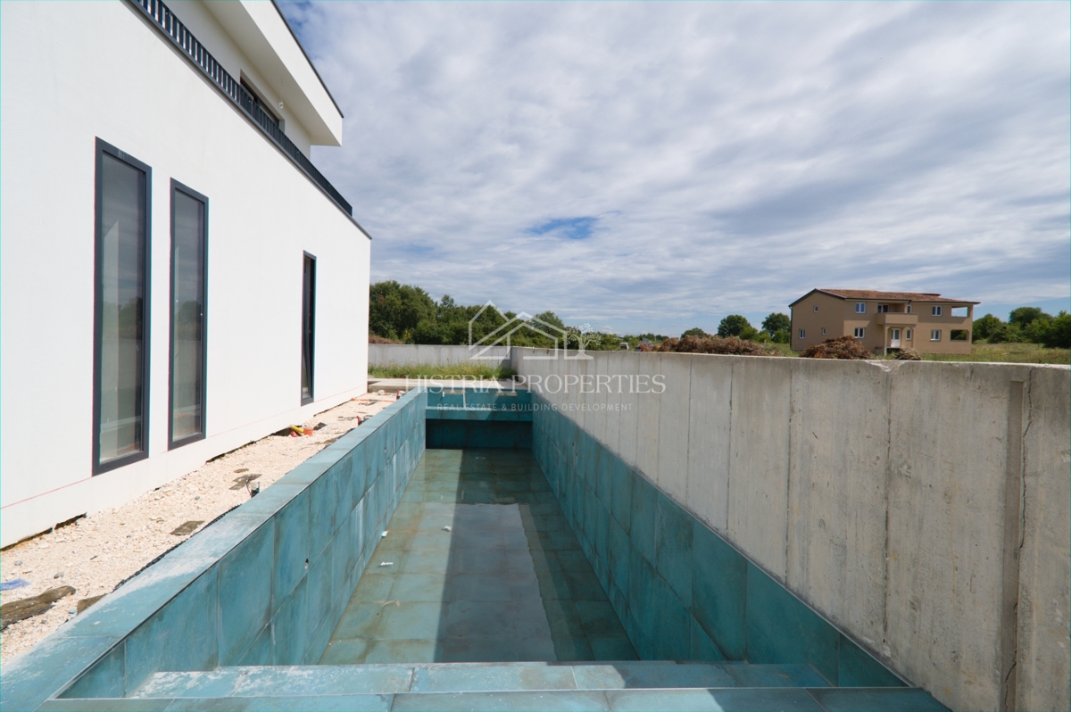 Čudovit oljčni nasad in kakovostna moderna gradnja v predmestju Poreča