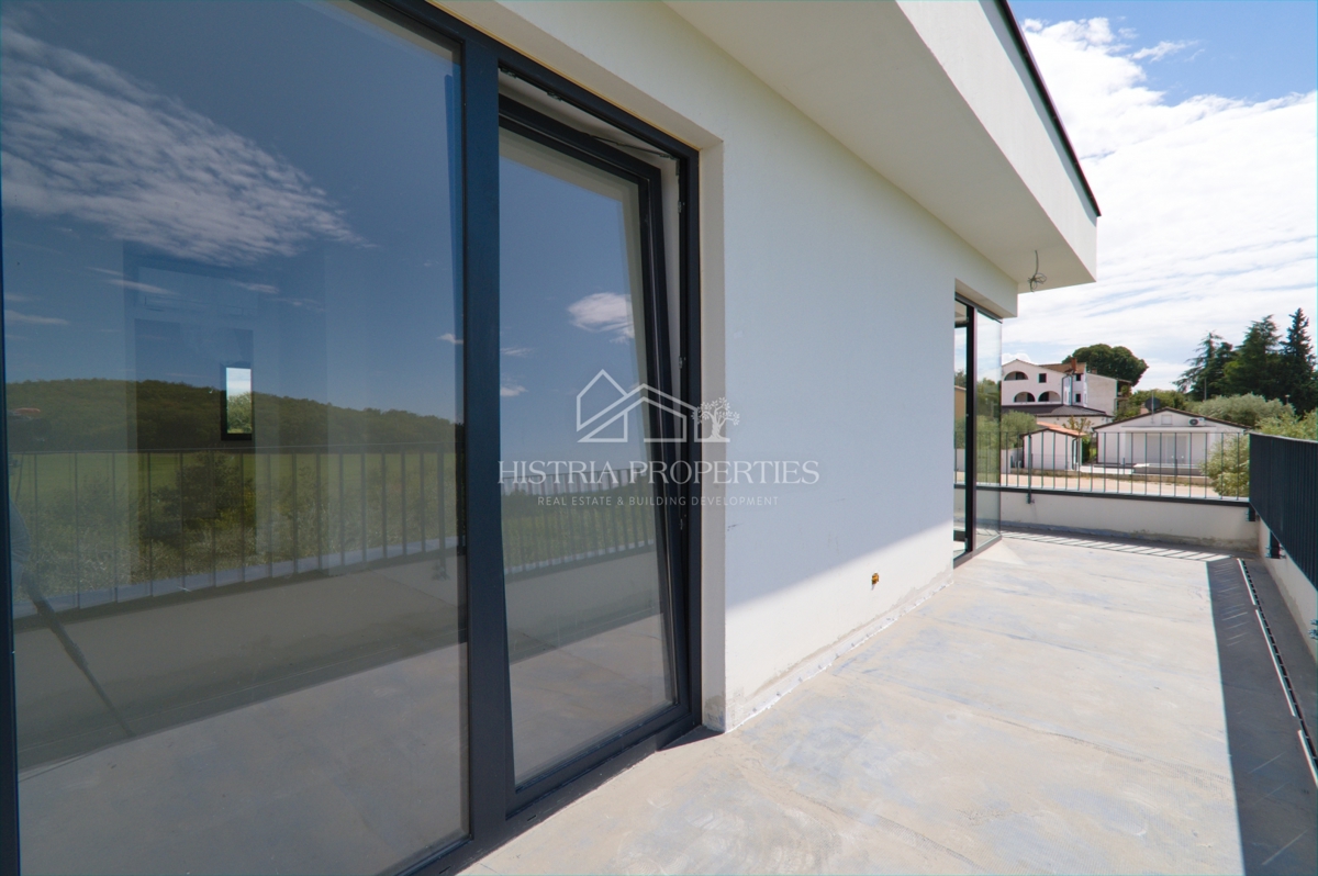 Čudovit oljčni nasad in kakovostna moderna gradnja v predmestju Poreča