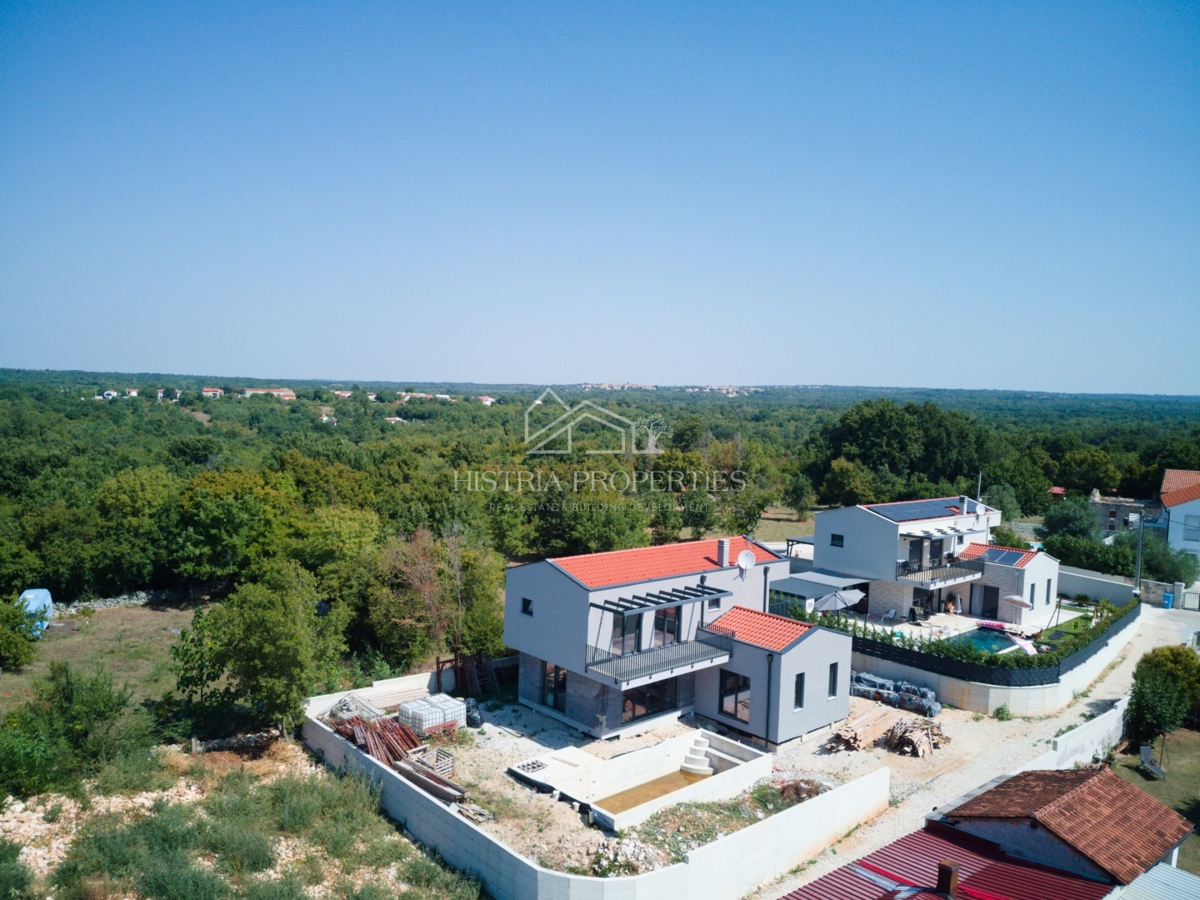 Mirna okolica in moderna vila z bazenom, idealna za sprostitev