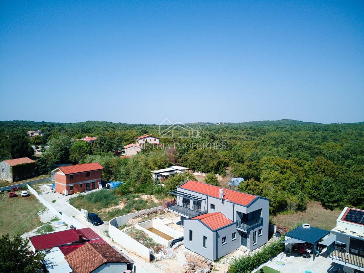 Mirna okolica in moderna vila z bazenom, idealna za sprostitev