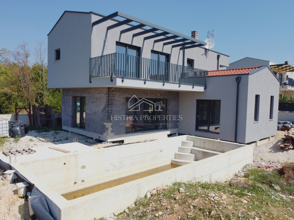 Mirna okolica in moderna vila z bazenom, idealna za sprostitev