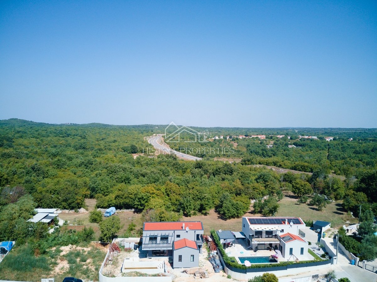 Mirna okolica in moderna vila z bazenom, idealna za sprostitev