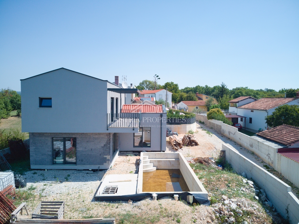 Mirna okolica in moderna vila z bazenom, idealna za sprostitev