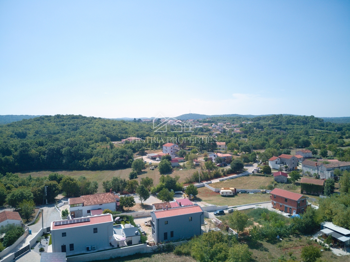 Mirna okolica in moderna vila z bazenom, idealna za sprostitev