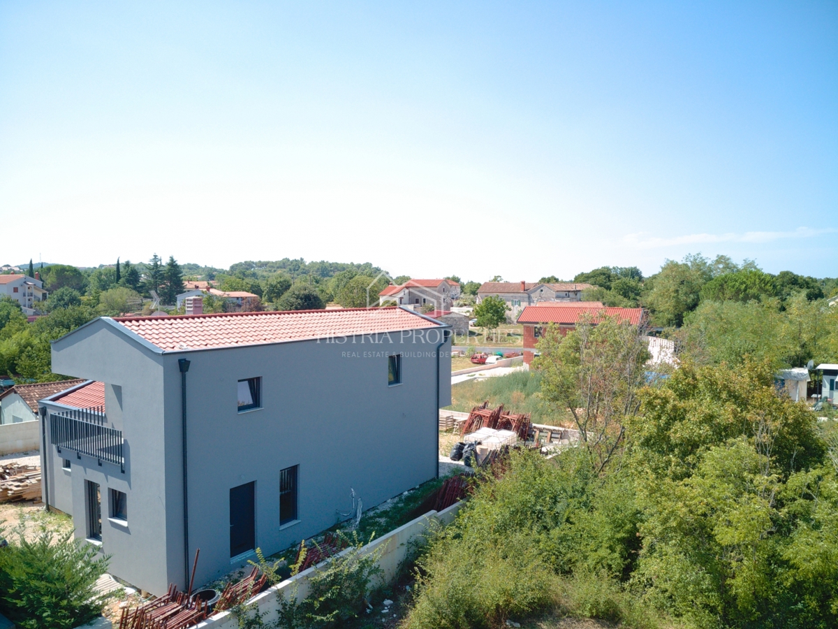 Mirna okolica in moderna vila z bazenom, idealna za sprostitev